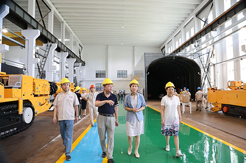 夏日送清涼 | 青浦區總工會領導赴上海創力集團開展高溫慰問活動(圖2) 夏日送清涼 | 青浦區總工會領導赴上海創力集團開展高溫慰問活動(圖2)