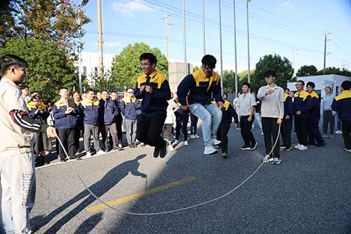 跳長繩.jpg 秋韻飛揚 活力綻放 | 上海創力集團秋季運動會取得圓滿成功(圖6)
