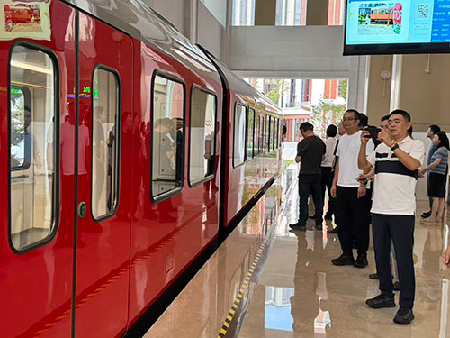 練秋湖等小火車.jpg 問道華為,聚力前行!創力集團求索管理優化之路(圖14)