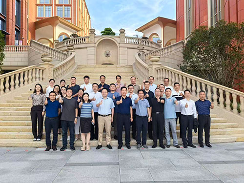 練秋湖大合影.jpg 問道華為,聚力前行!創力集團求索管理優化之路(圖16)